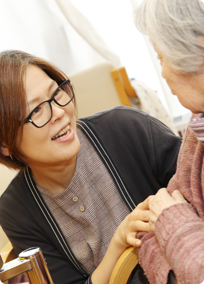 介護職員が入居者と笑顔でコミュニケーションをとる様子
